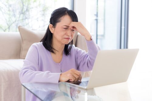 視界に黒い丸や点！飛蚊症、加齢黄斑変性の症状かも。原因、治療、予防法