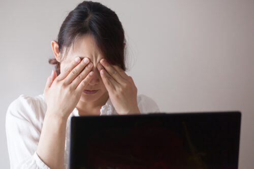 飛蚊症の症状は自然に改善する？悪化させないためにできる対策を紹介