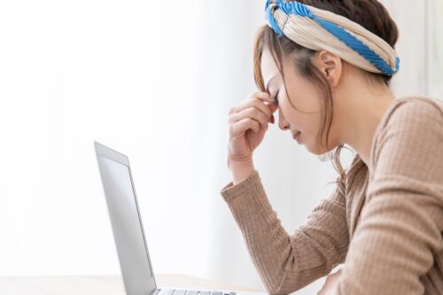 飛蚊症の見え方を画像でチェック！視界の黒い点が急に増えたら危険？