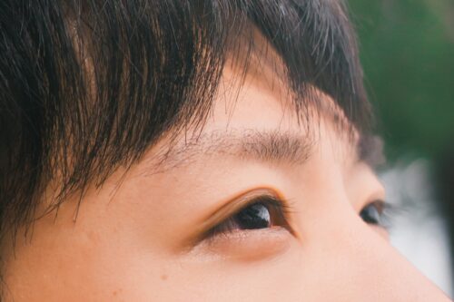 目の中の微生物が見える？視界で動くアメーバや透明なものの正体とは