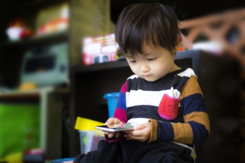 弱視とは？原因別の治療法や子供のスマホの見過ぎによる影響を解説