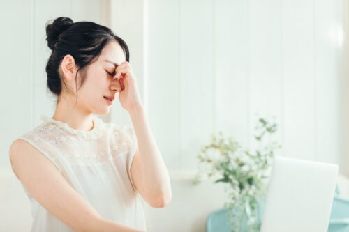 片目だけ涙が出るのはなぜ？原因となる病気や対処法を解説