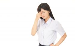 飛蚊症が片目だけに出る原因は？両目との違いと受診目安