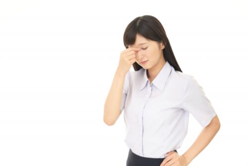 飛蚊症が片目だけに出る原因は？両目との違いと受診目安